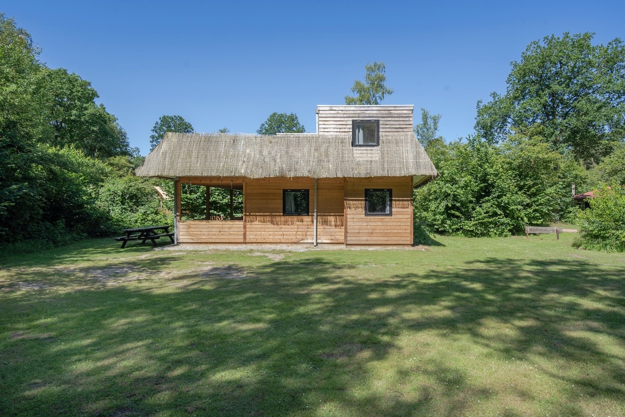 Heidelodge op een grasveld op een camping in Drenthe